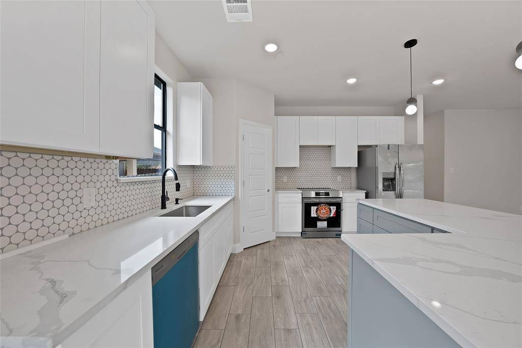 5700 Barkridge Drive, Granbury, TX 76048