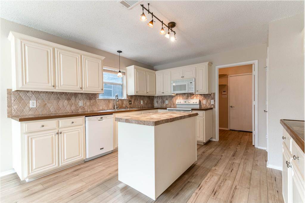 633 Manchester Drive, Mansfield, TX 76063