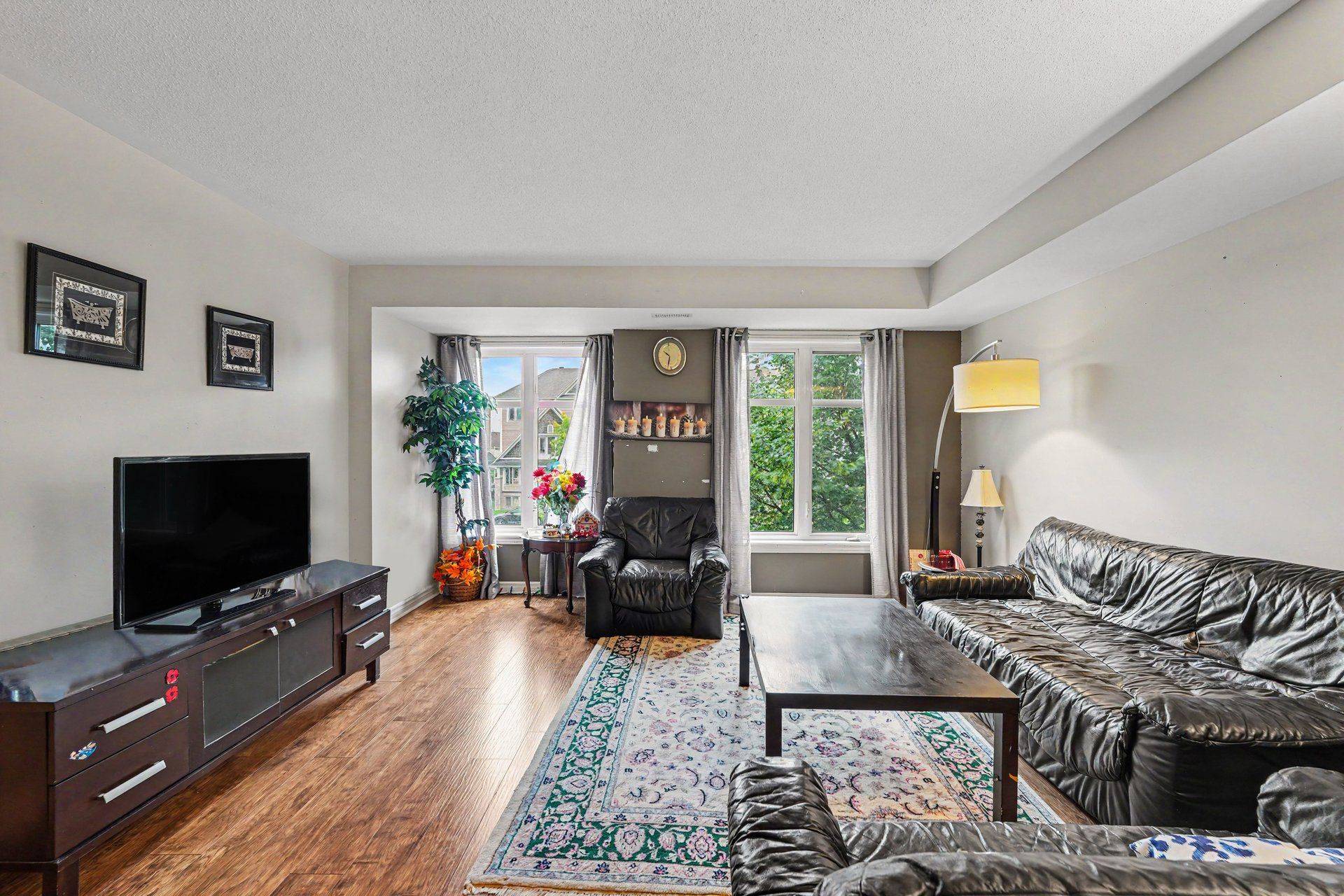 585 Chapman Mills DR #20, Barrhaven, ON K2J 5T1