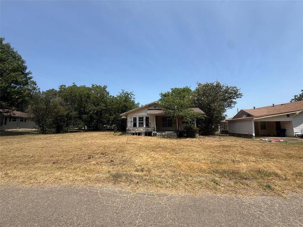 204 W Maple Street, Whitewright, TX 75491