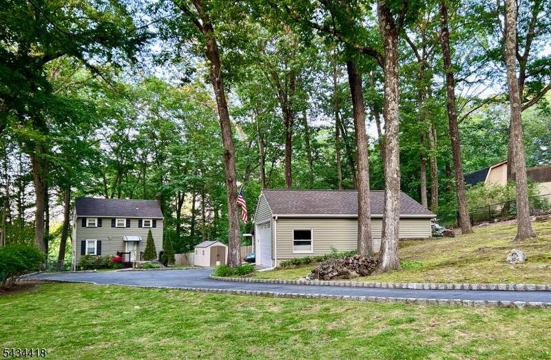 17 Highland Rd, Bloomingdale Boro, NJ 07403