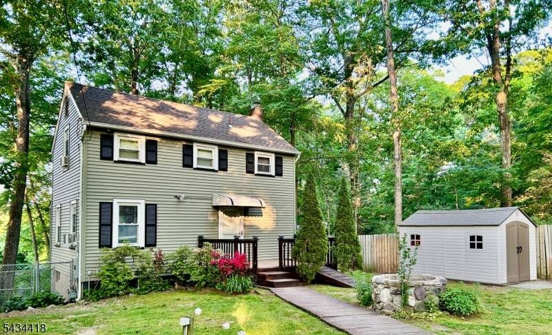 17 Highland Rd, Bloomingdale Boro, NJ 07403
