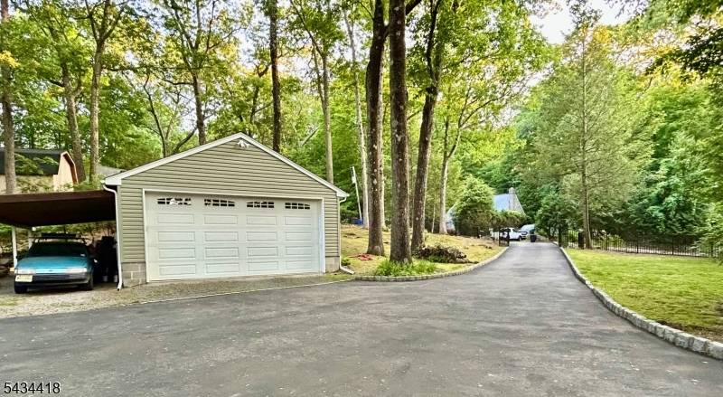 17 Highland Rd, Bloomingdale Boro, NJ 07403