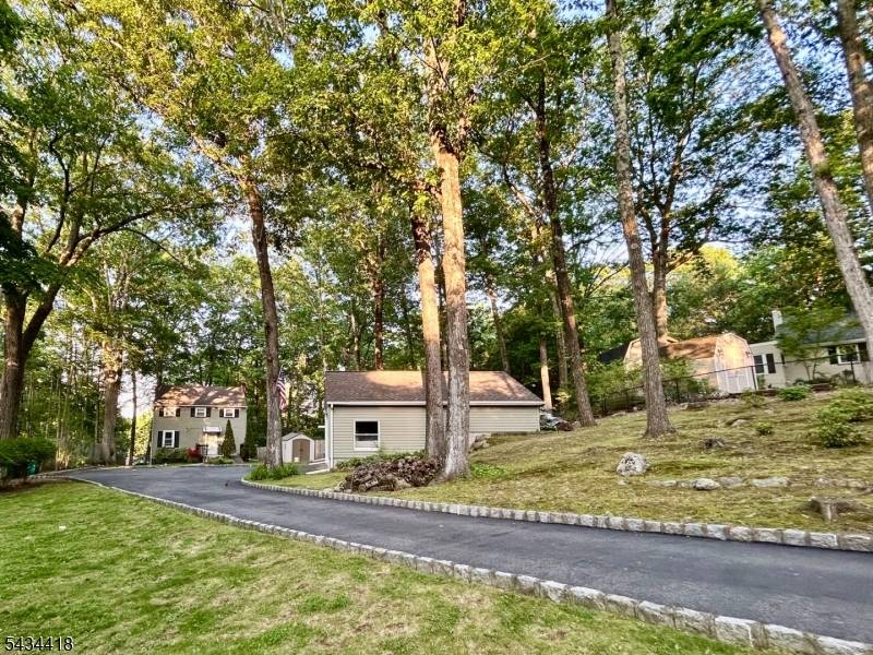 17 Highland Rd, Bloomingdale Boro, NJ 07403