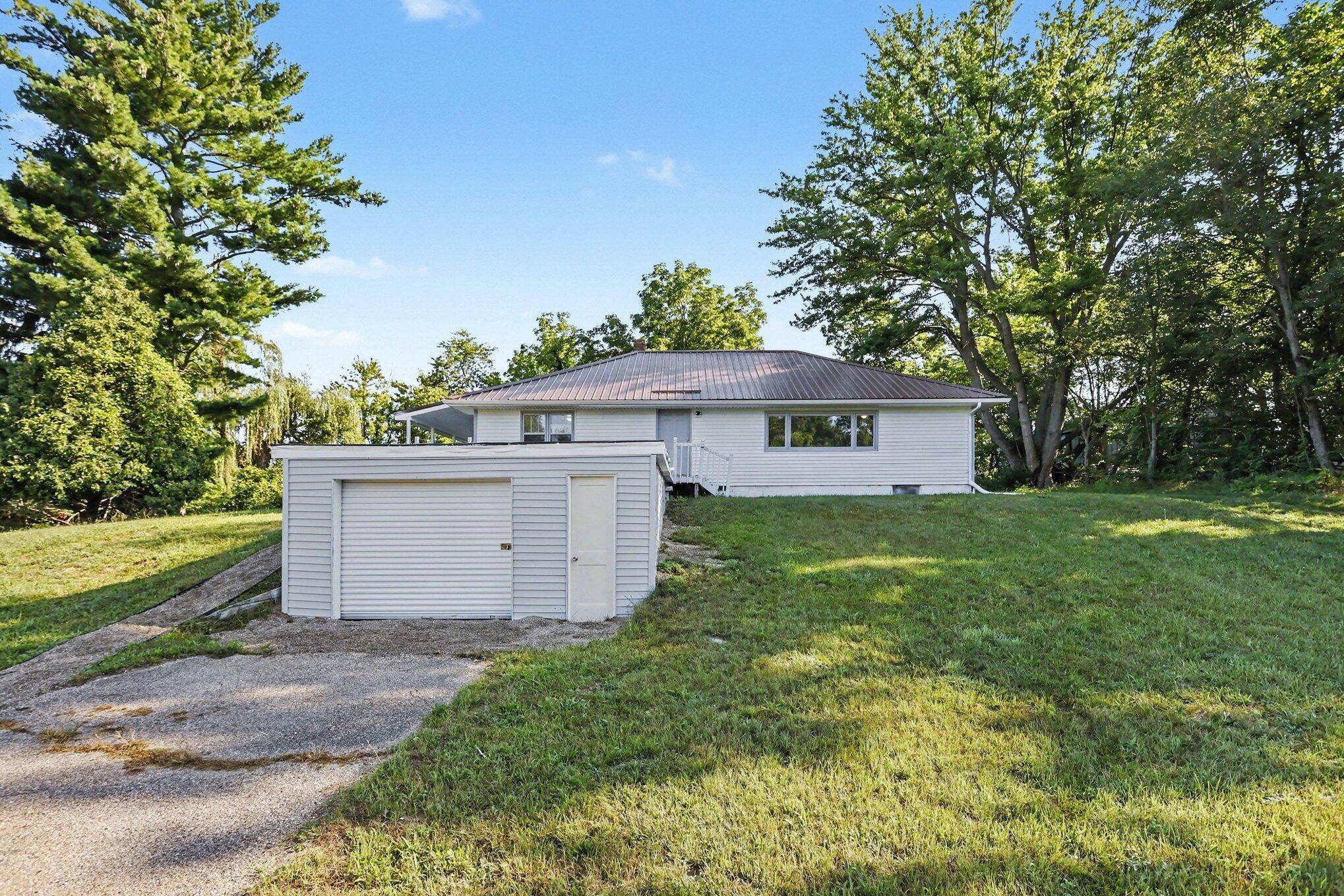 1582 Bakertown RD, Bertrand Twp, MI 49107
