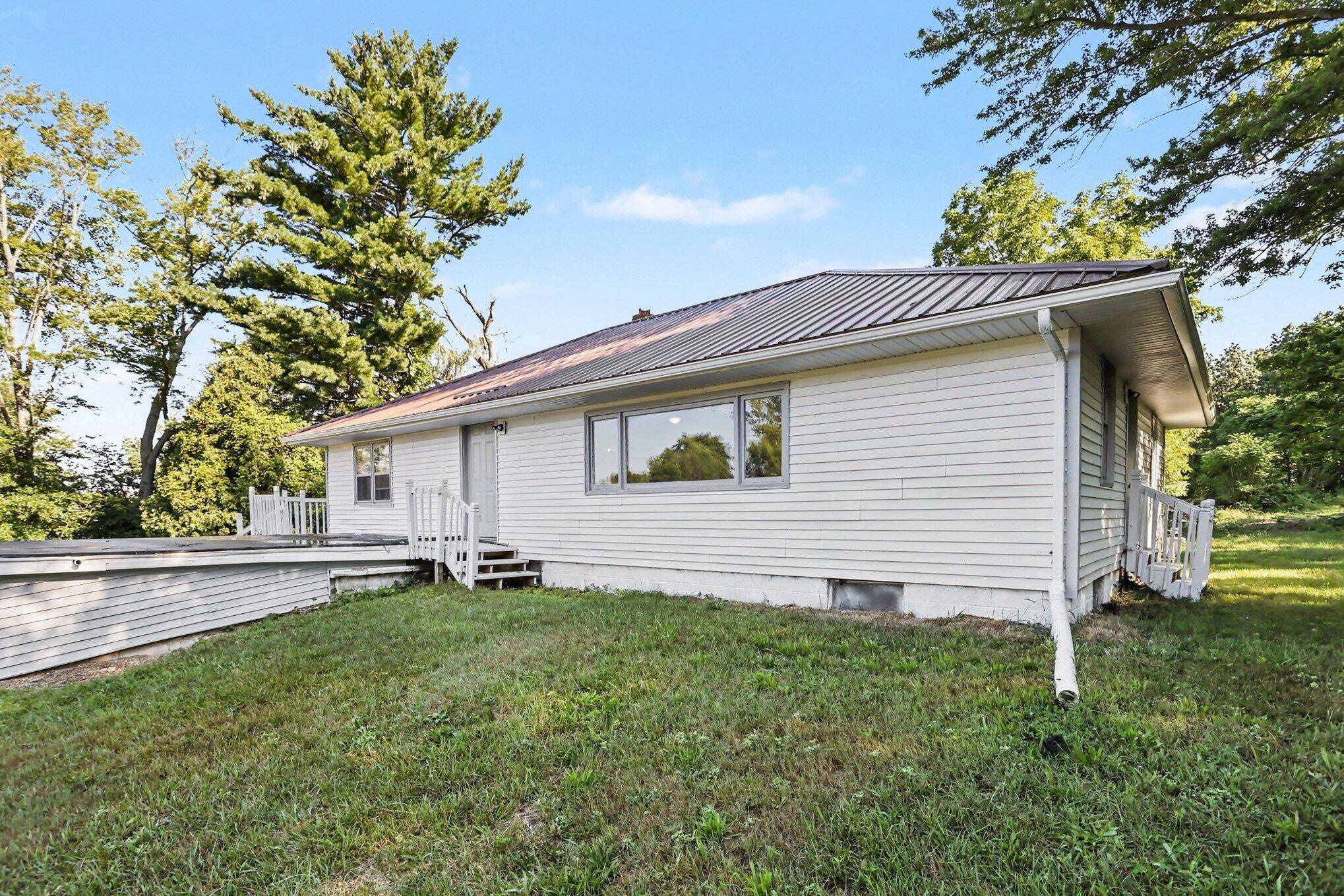 1582 Bakertown RD, Bertrand Twp, MI 49107