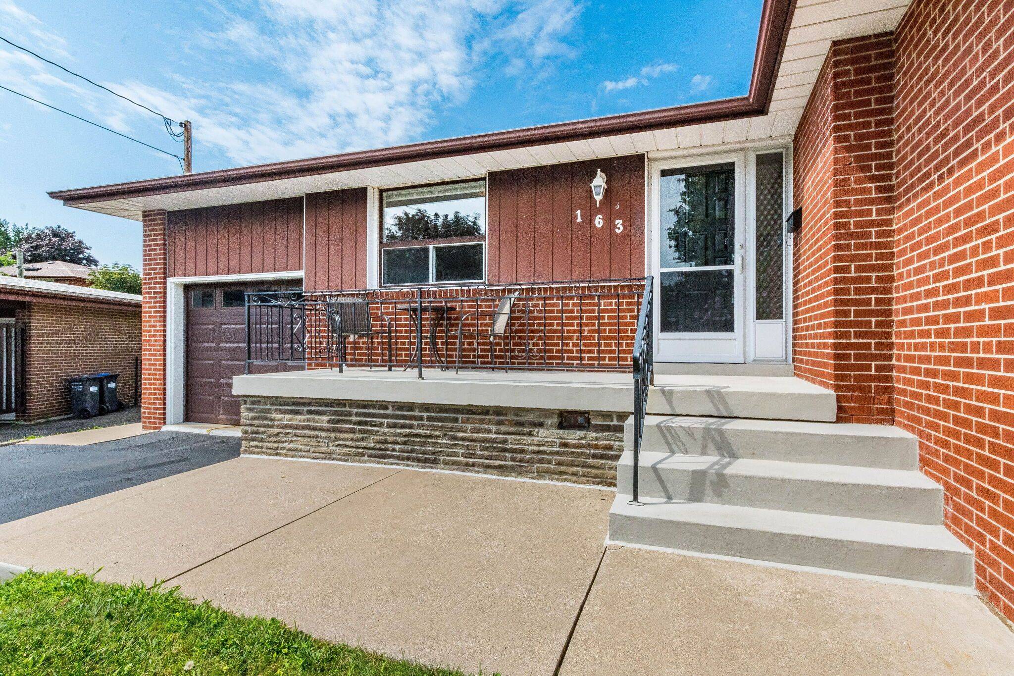 163 Floradale DR, Mississauga, ON L5B 1G2