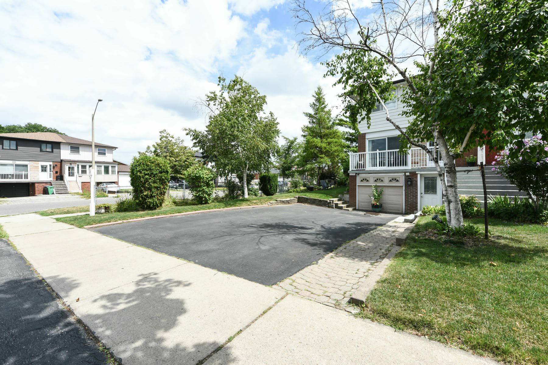 3295 Chipley CRES, Mississauga, ON L4T 2E3