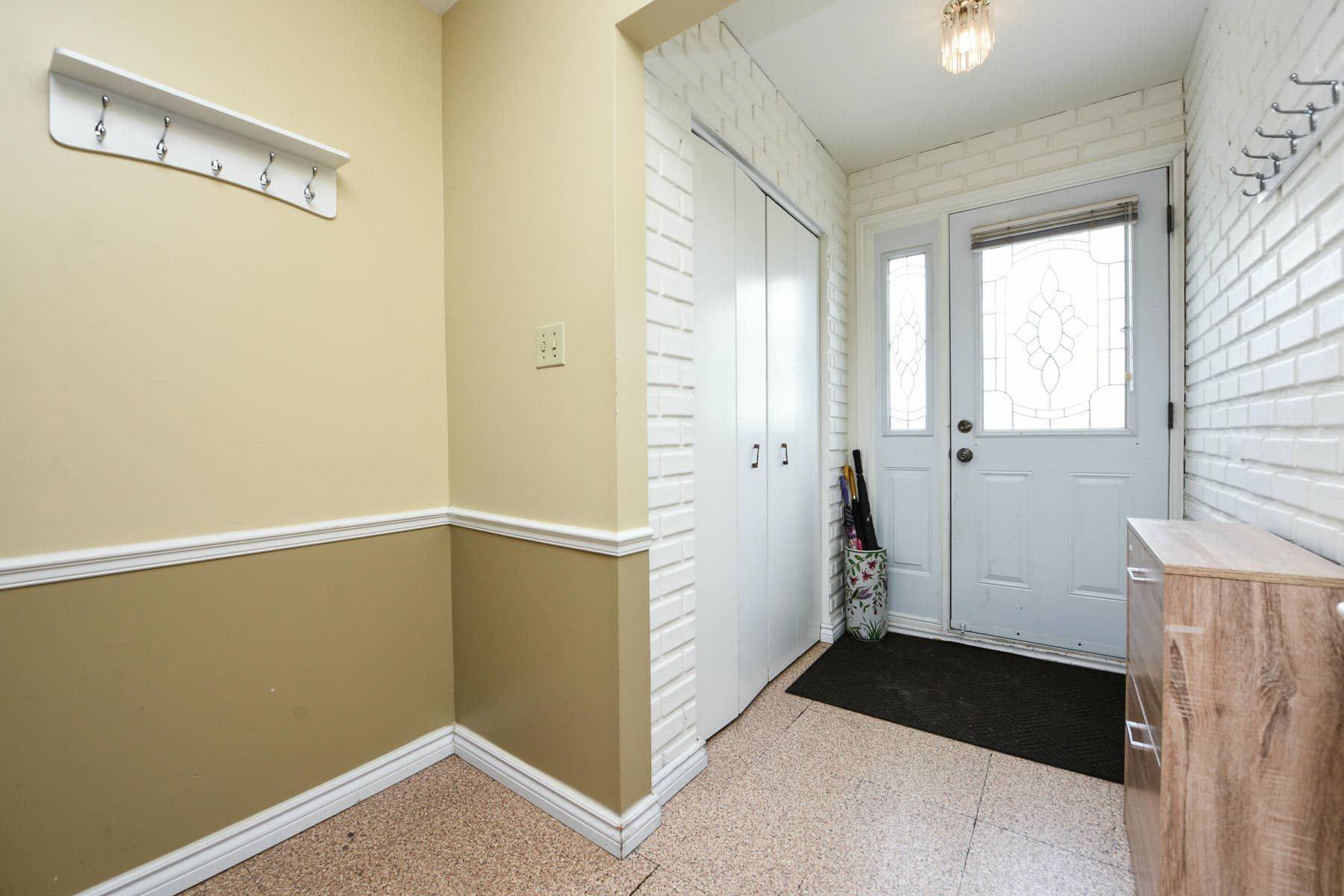 3295 Chipley CRES, Mississauga, ON L4T 2E3