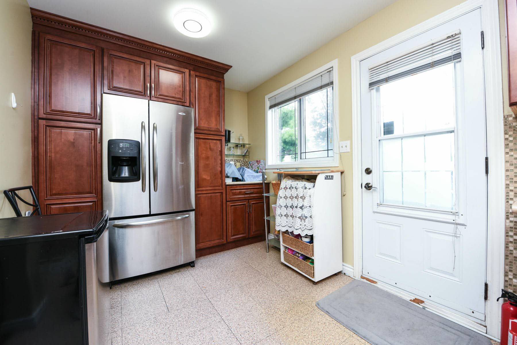 3295 Chipley CRES, Mississauga, ON L4T 2E3