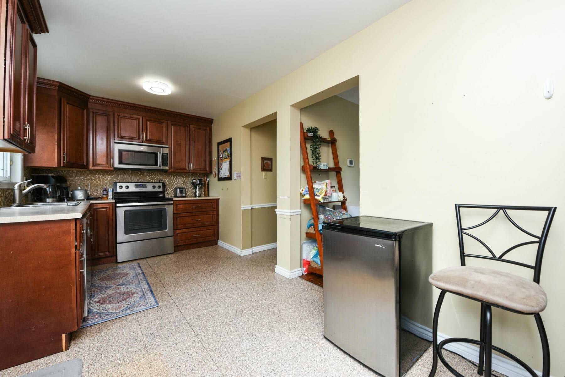 3295 Chipley CRES, Mississauga, ON L4T 2E3