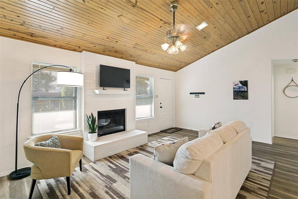 1006 Riverchase Street, Benbrook, TX 76126