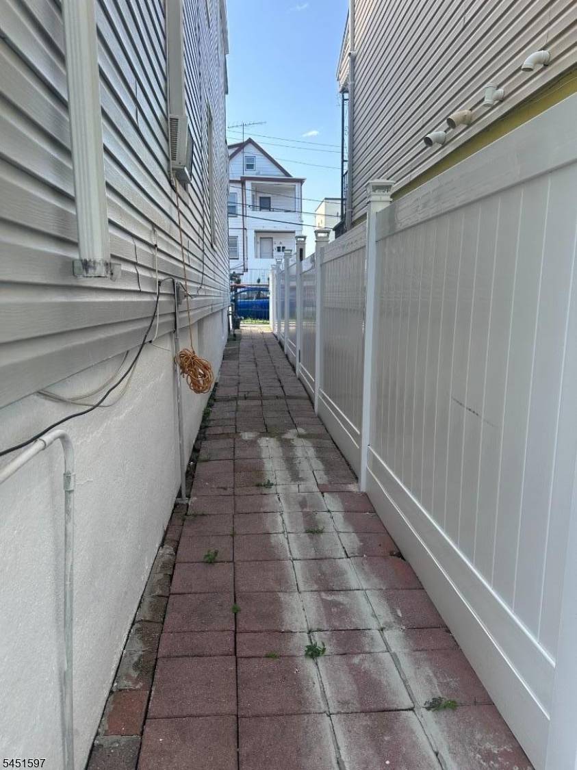 32 Hemlock St, Paterson City, NJ 07503