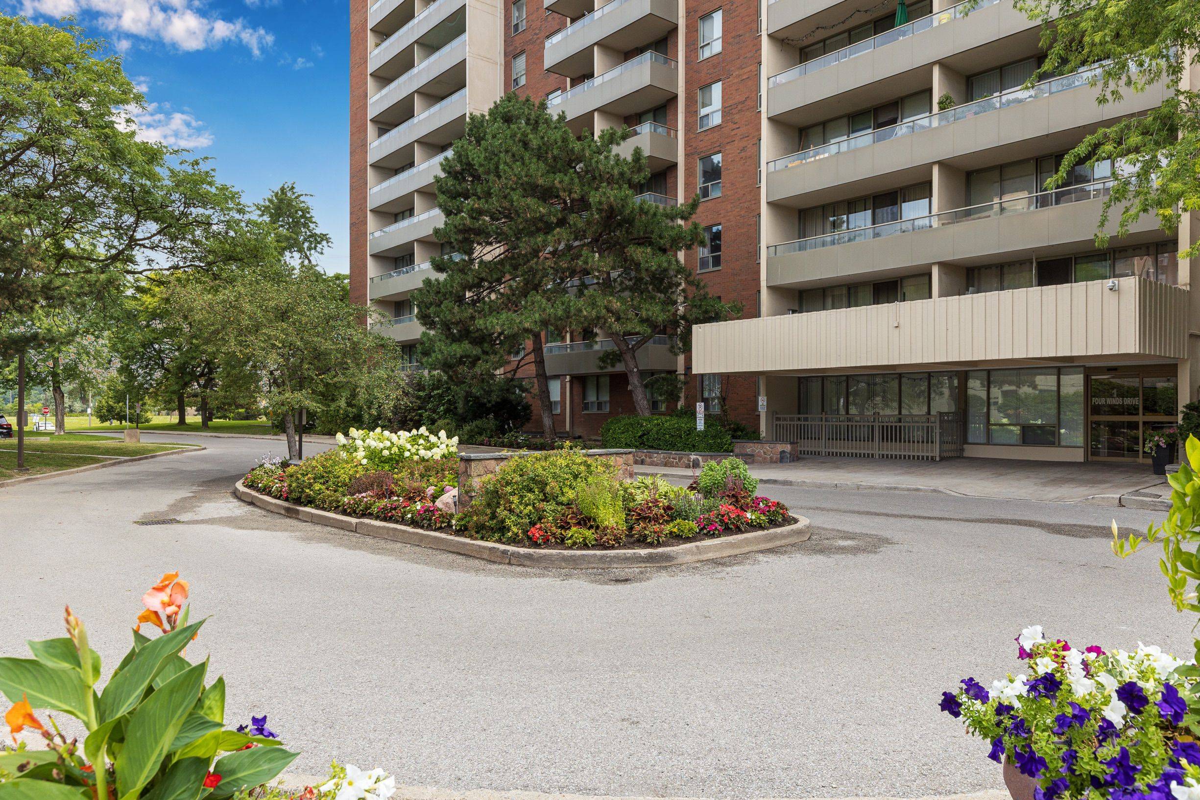 1 Four Winds DR #513, Toronto W05, ON M3J 2T1