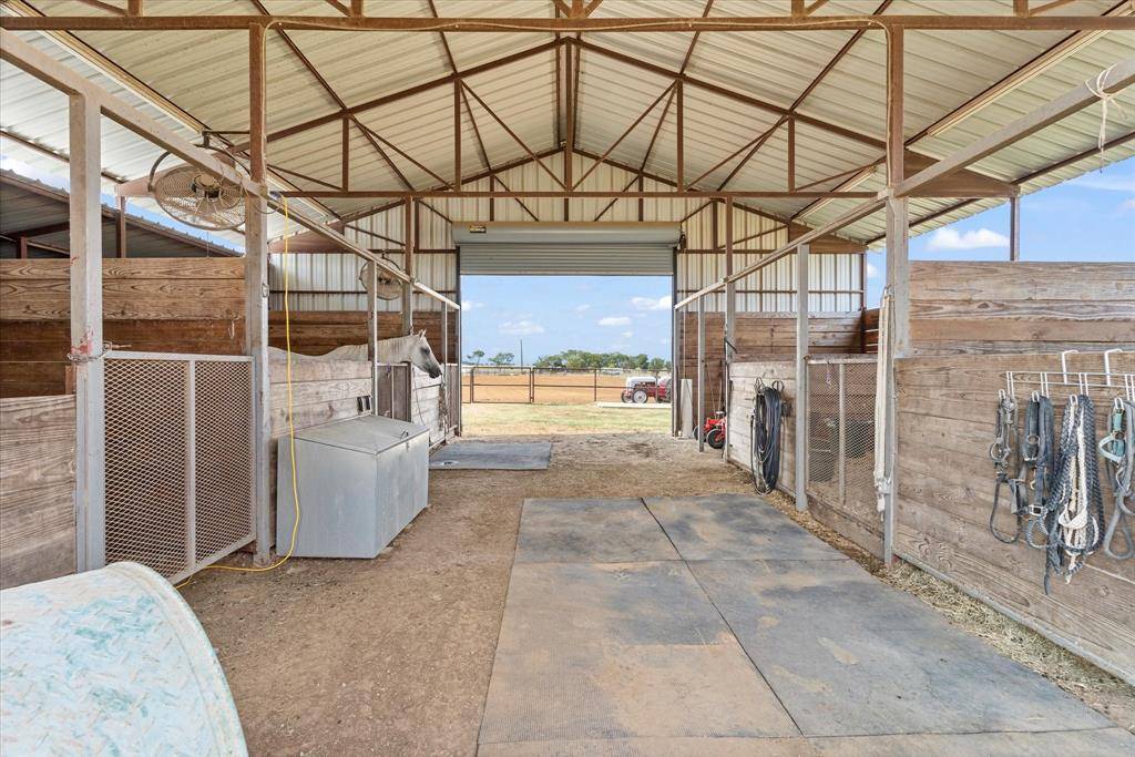 685 W Line Road, Whitesboro, TX 76273