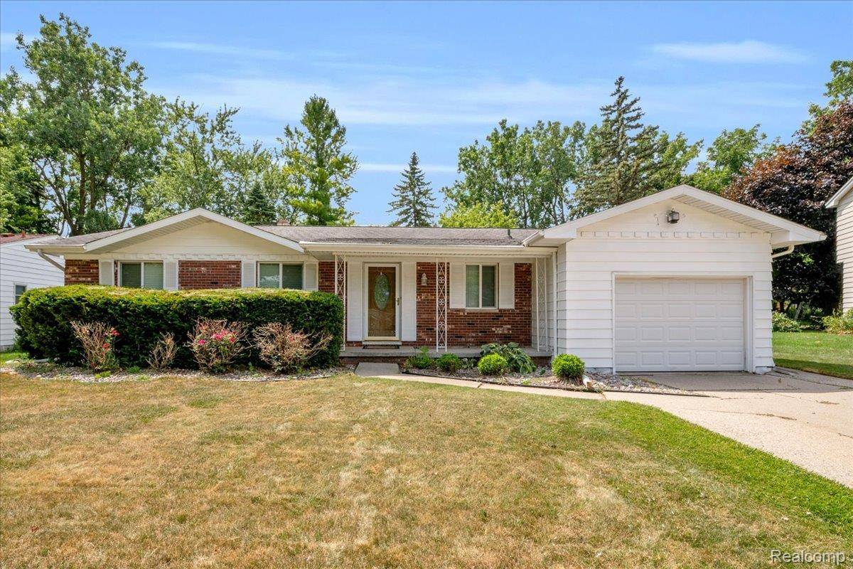 1933 Tamarisk DR, East Lansing, MI 48823