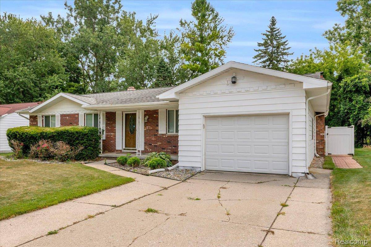 1933 Tamarisk DR, East Lansing, MI 48823