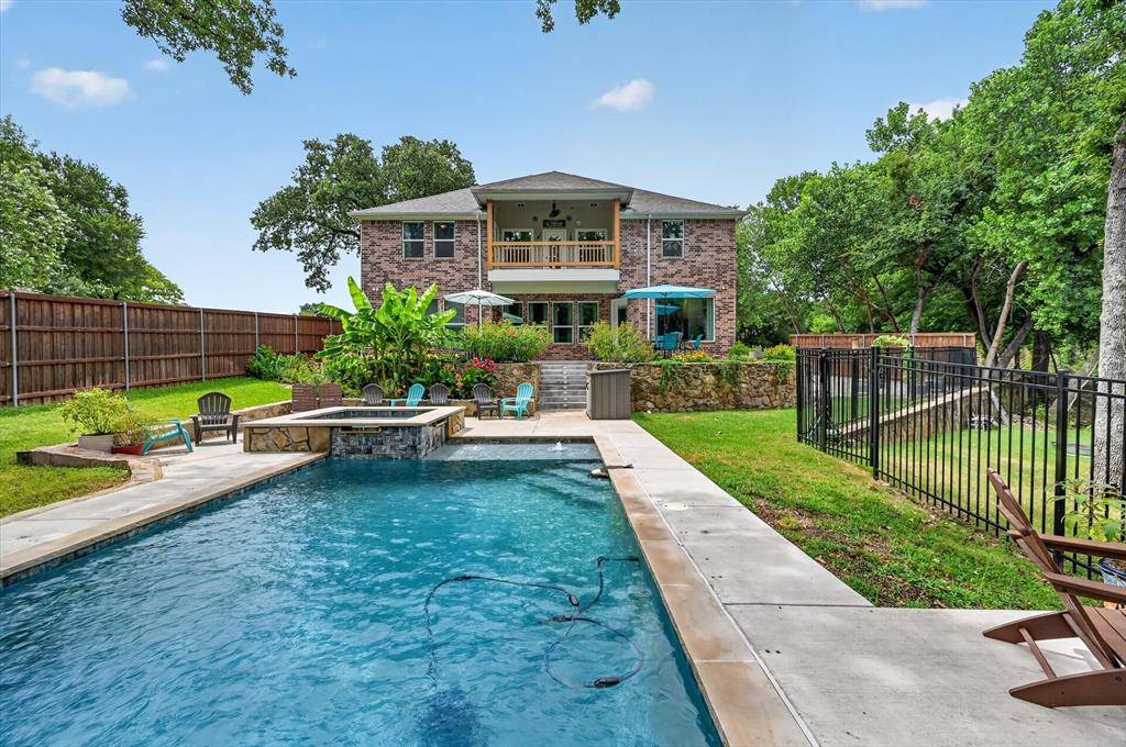 308 Familia Court, Azle, TX 76020