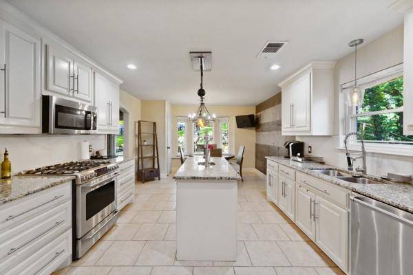 1806 Old Oak Drive, Arlington, TX 76012