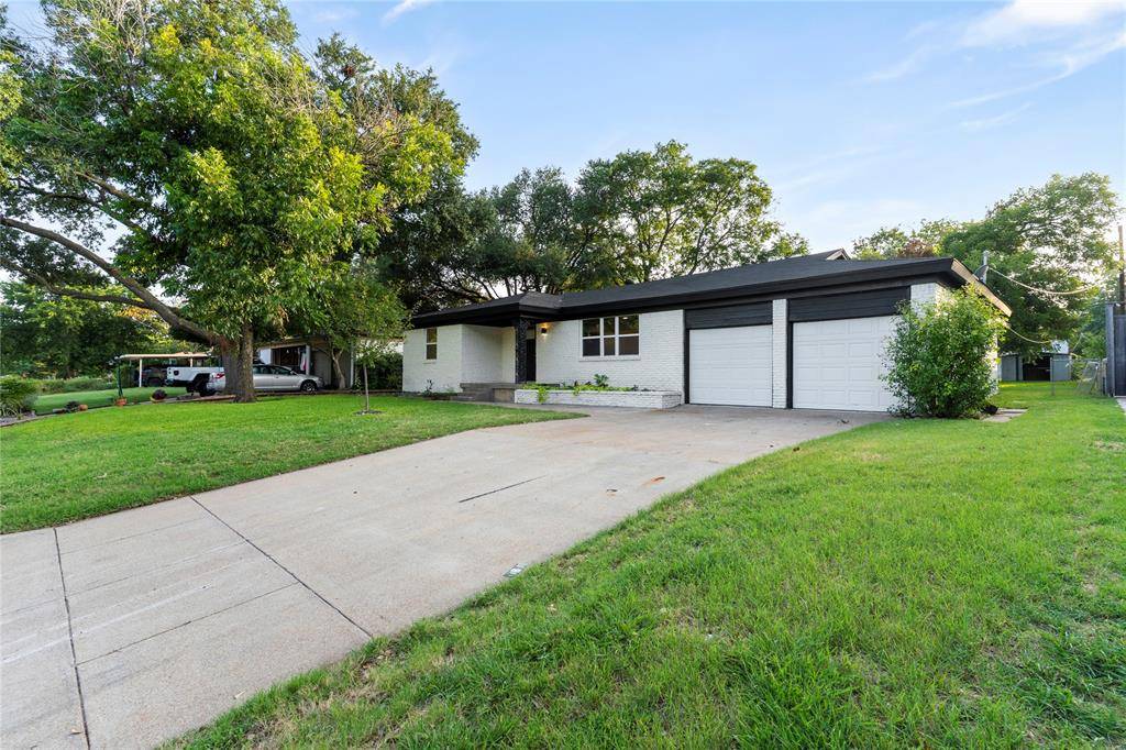 1026 Park Center Street, Benbrook, TX 76126