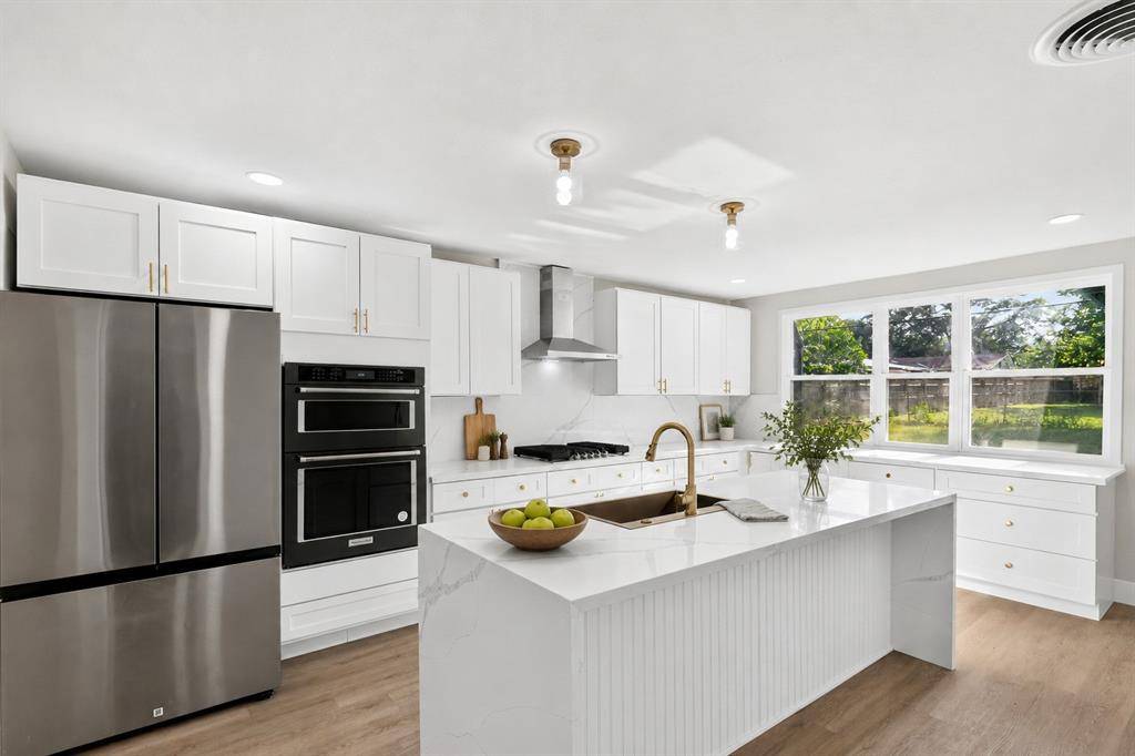 1026 Park Center Street, Benbrook, TX 76126