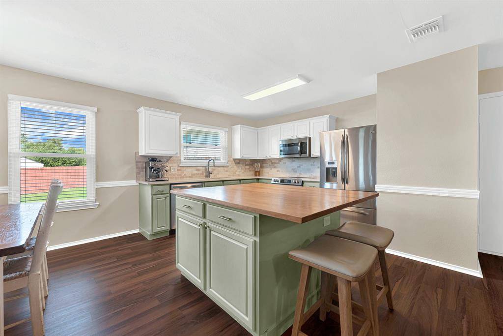 1208 Feather Crest Drive, Krum, TX 76249