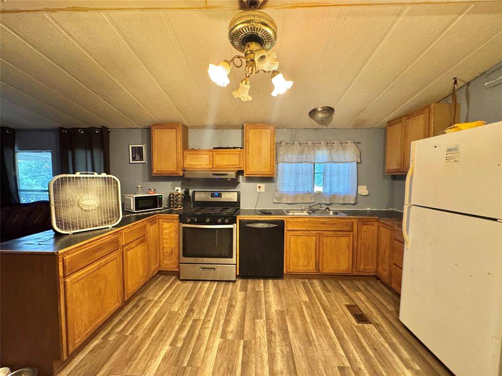 168 County Road 193, Gainesville, TX 76240