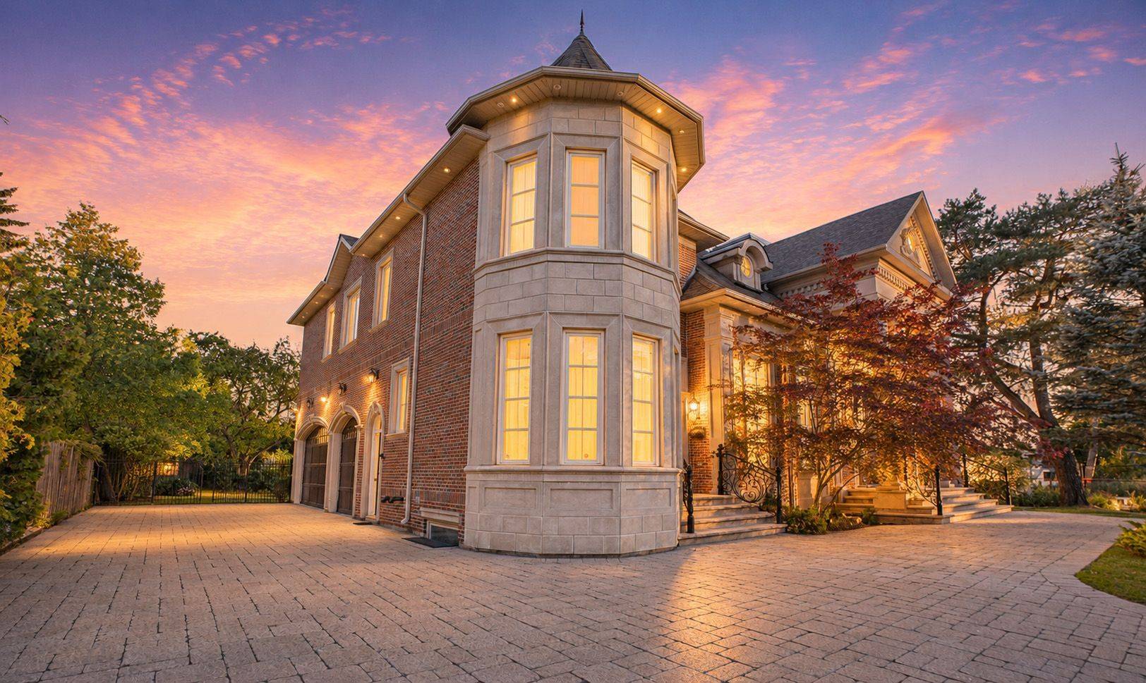 5 Saintfield AVE, Toronto C12, ON M3C 2M4