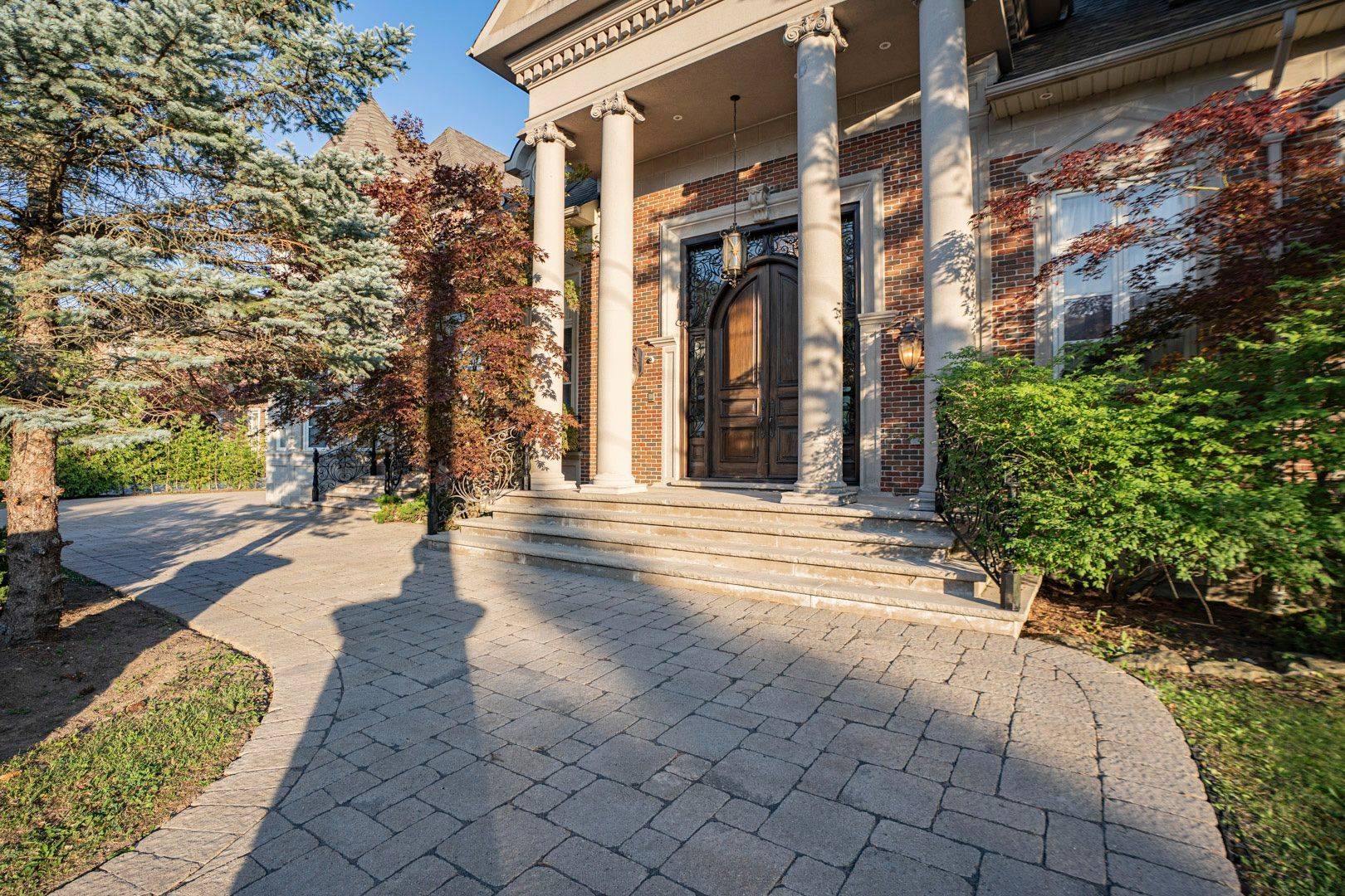 5 Saintfield AVE, Toronto C12, ON M3C 2M4