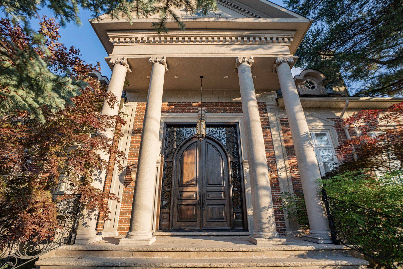 5 Saintfield AVE, Toronto C12, ON M3C 2M4