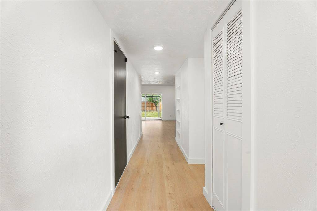 421 Parkvale Lane, Grand Prairie, TX 75052