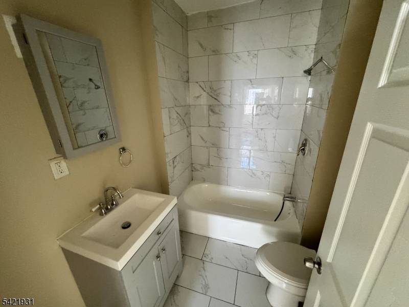 88-90 N 6Th St, Paterson City, NJ 07522