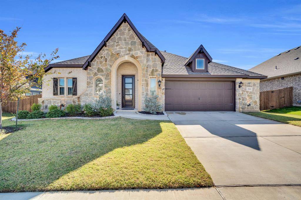 208 Claywood Drive, Glenn Heights, TX 75154