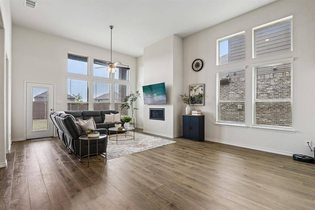 9808 Fall Brook Drive, Aubrey, TX 76227
