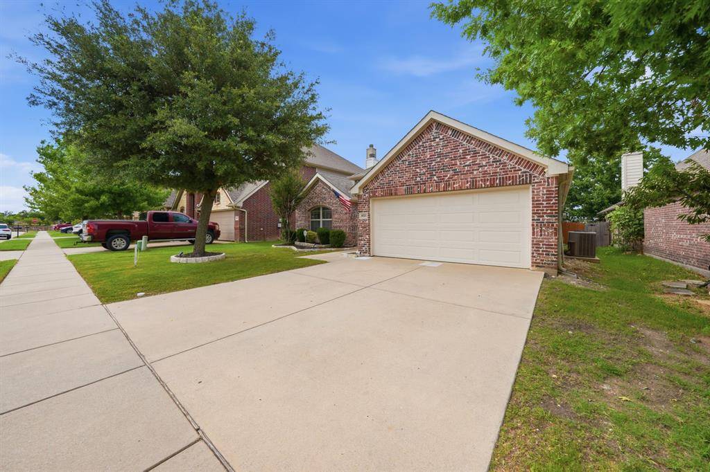 4521 Lakeside Hollow Street, Fort Worth, TX 76262