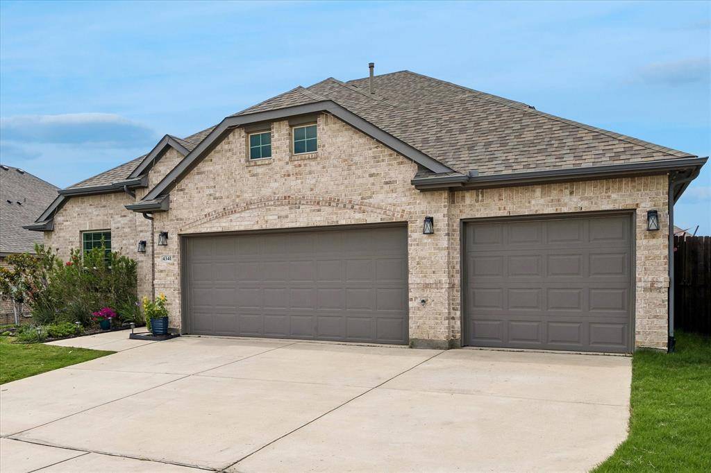 4341 Swallow Drive, Fort Worth, TX 76262