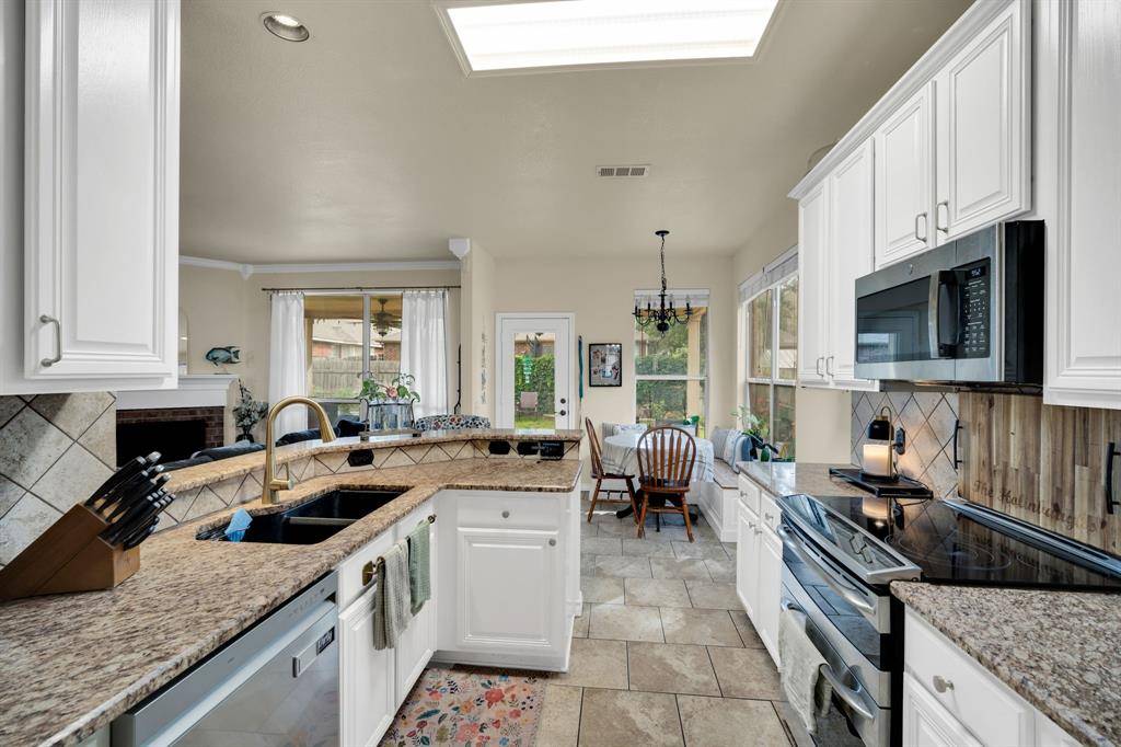 517 Crawford Drive, Burleson, TX 76028