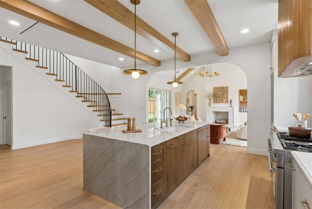 6729 Ravendale Lane, Dallas, TX 75214