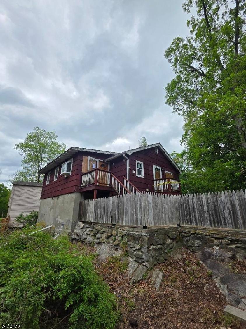 11 Oak St, Wanaque Boro, NJ 07420
