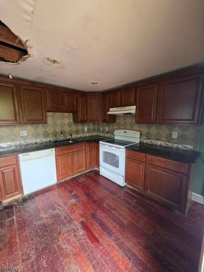 11 Oak St, Wanaque Boro, NJ 07420