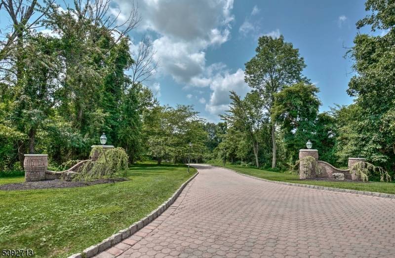 22 Sherwood Farm Rd, Far Hills Boro, NJ 07931