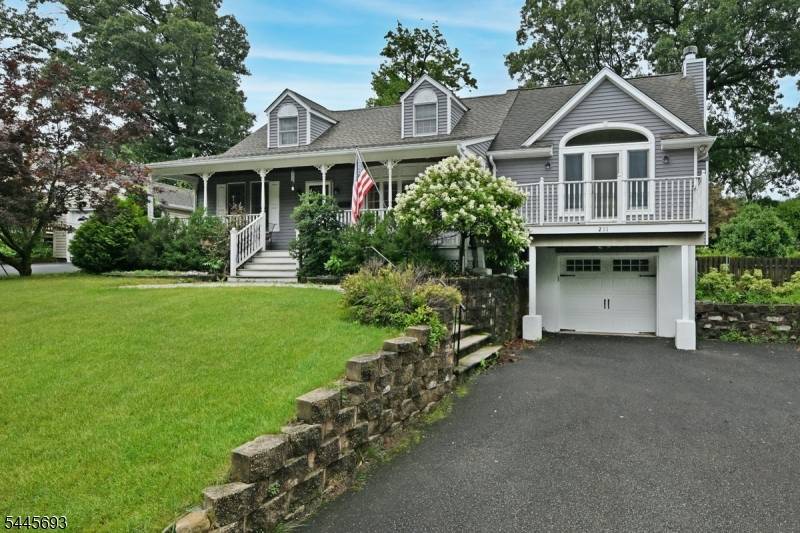 211 Spruce St, Midland Park Boro, NJ 07432