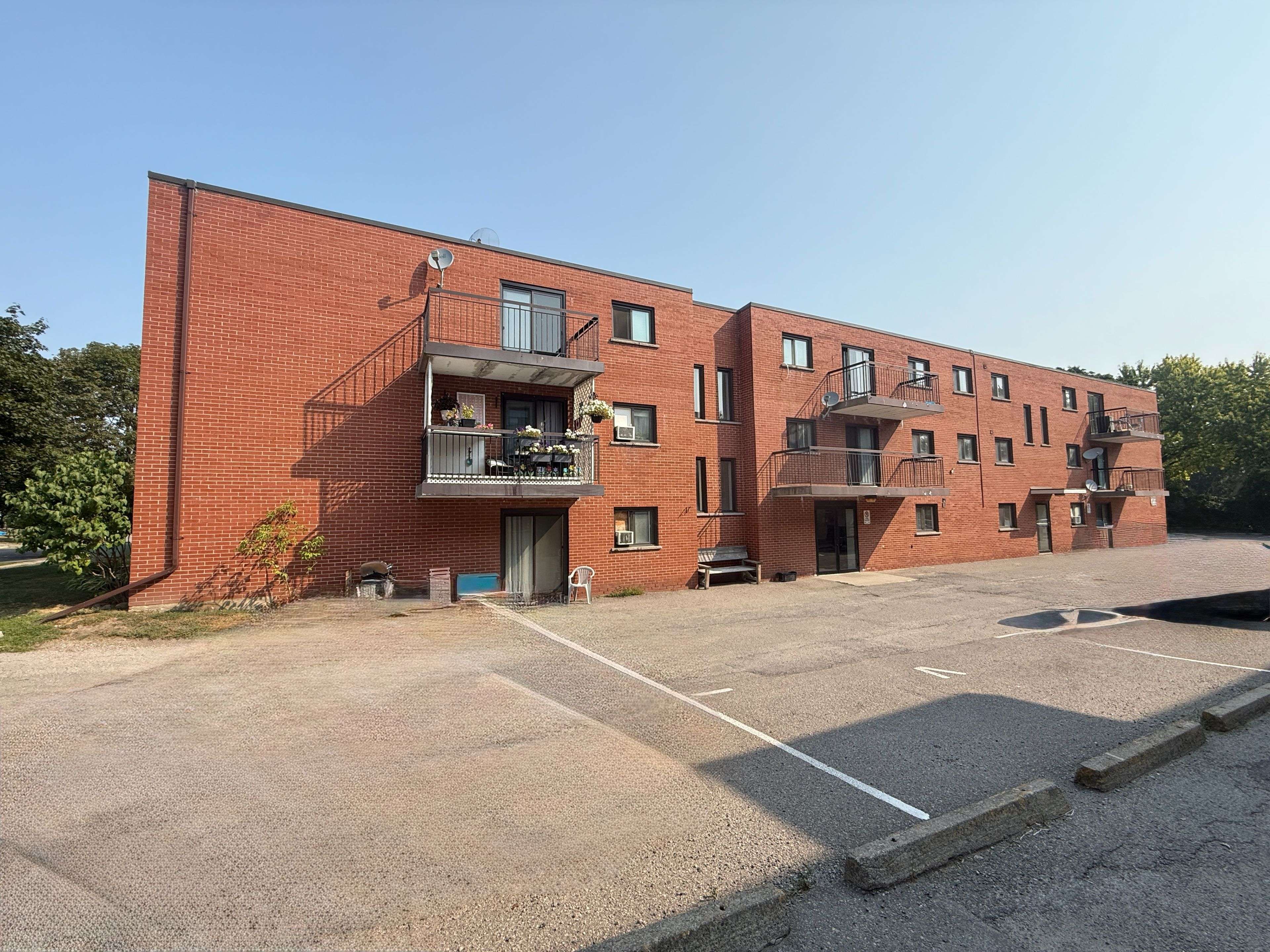 555 Oxford ST #205, Oshawa, ON L1J 3V5