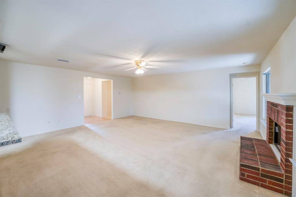 320 Shane Lane, Burleson, TX 76028