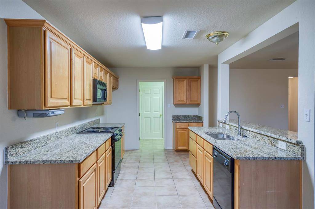 320 Shane Lane, Burleson, TX 76028