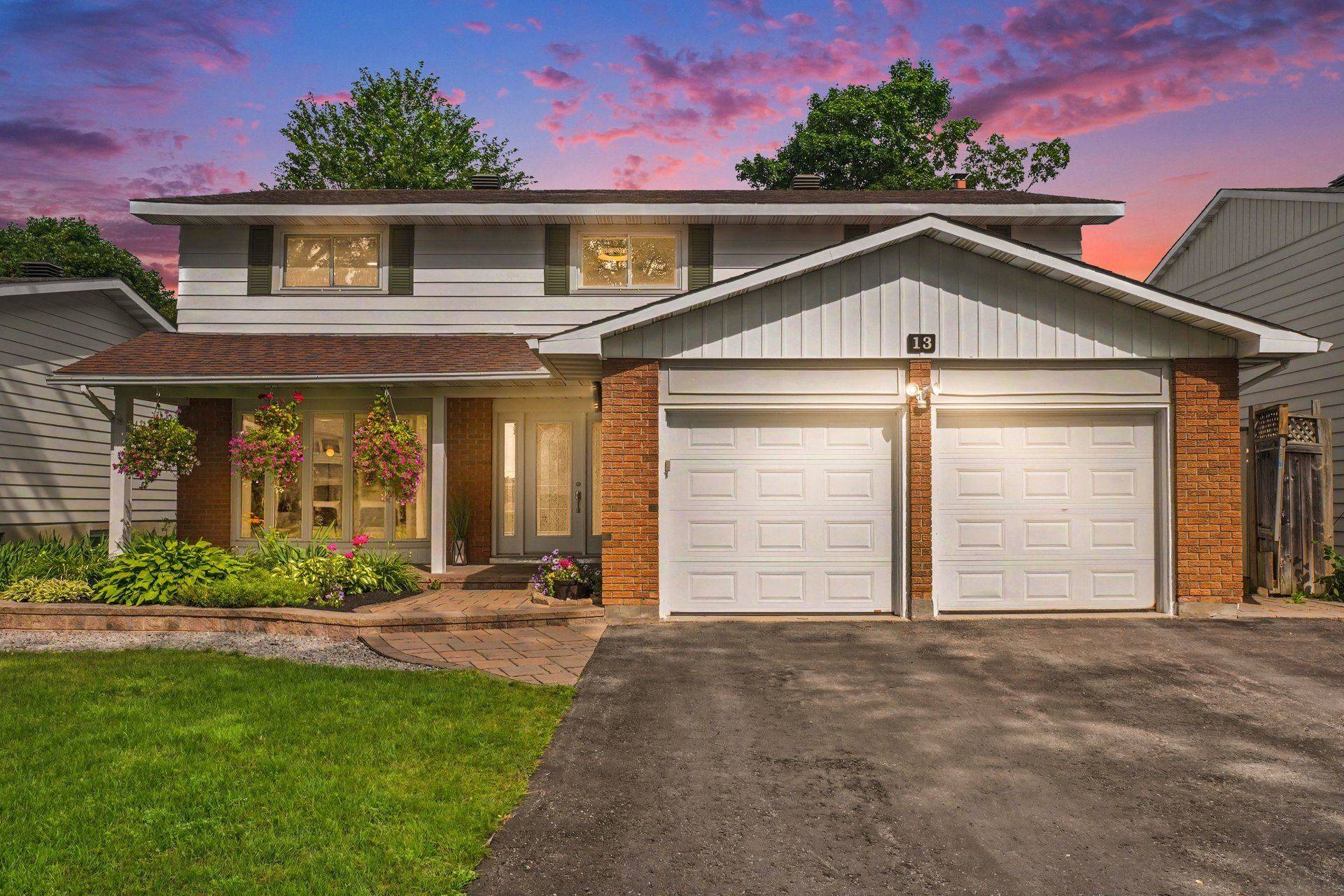 13 Centrepark DR, Blackburn Hamlet, ON K1B 3C2