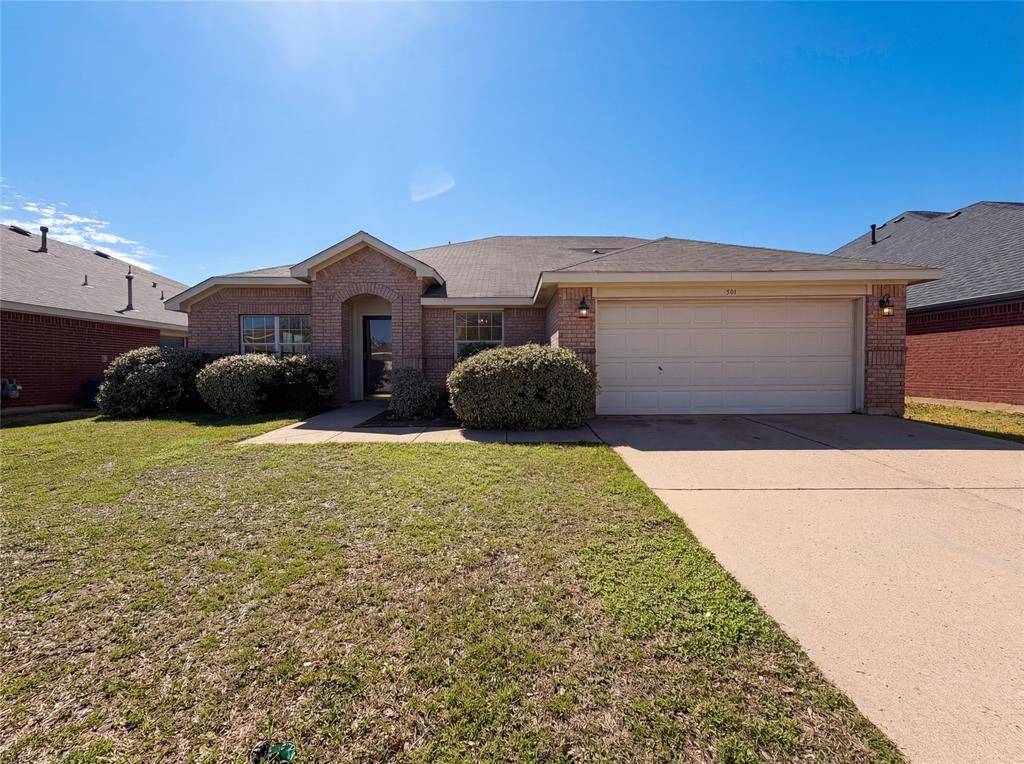 501 W Clover Park Drive, Fort Worth, TX 76140