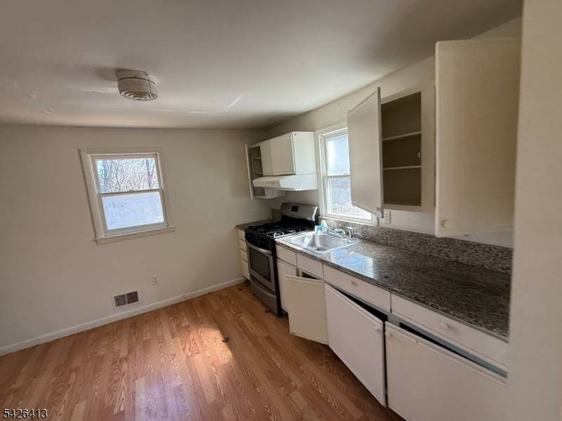 15 River Dr, Jefferson Twp., NJ 07885