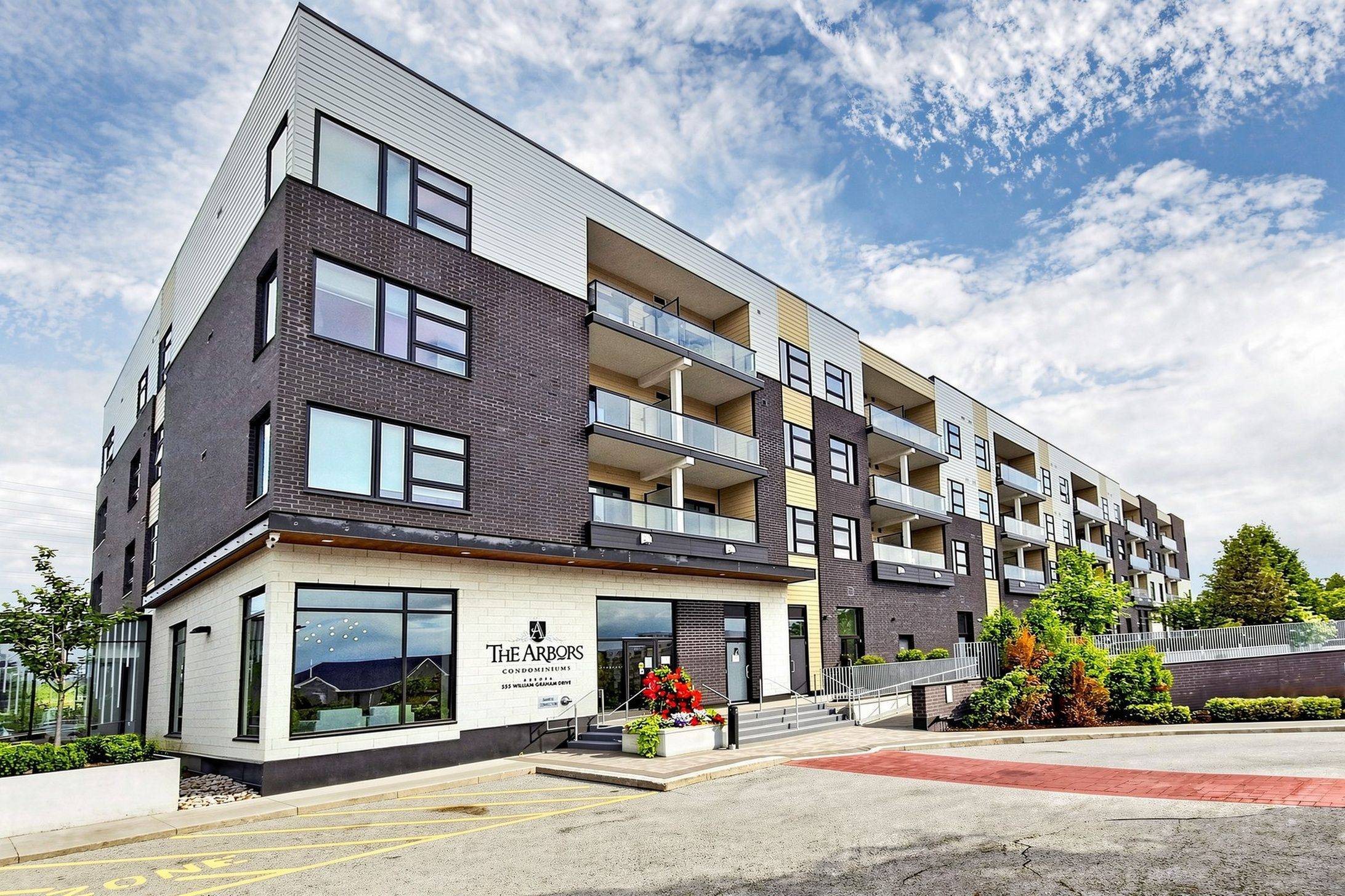 555 William Graham DR #105, Aurora, ON L4G 3H9