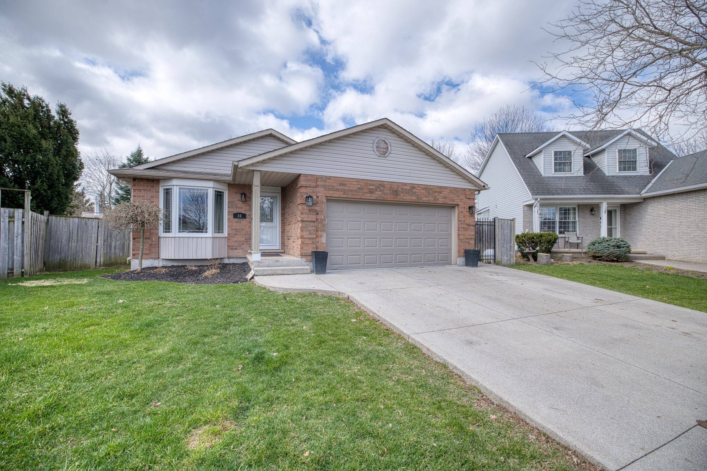 16 Leonard DR, St. Catharines, ON L2S 3V2